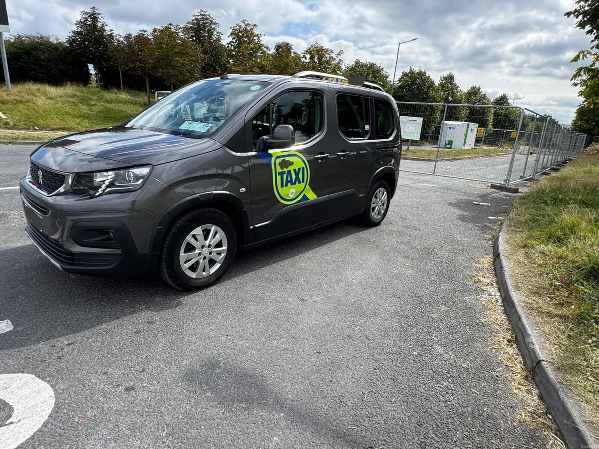 Peugeot Rifter Wheelchair Taxi Spec - Image 2