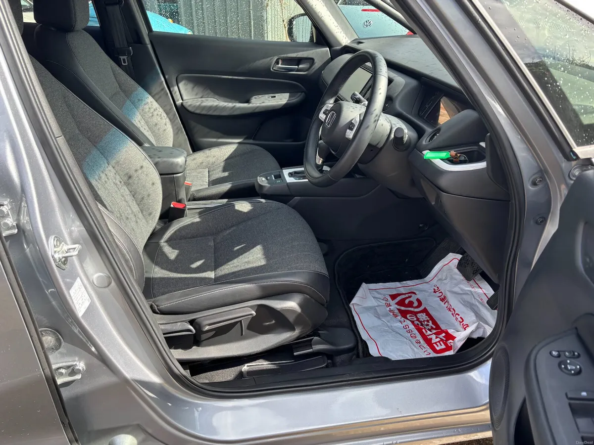 2020 Honda Fit e:HEV - Like-new with ultra-low mil - Image 6