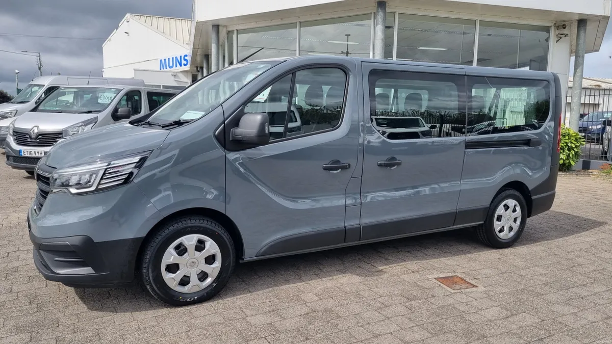 231 RENAULT TRAFIC LWB 9 SEATER 16K MILES - Image 1