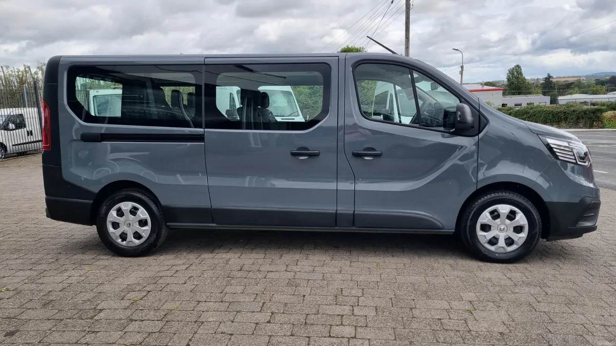 231 RENAULT TRAFIC LWB 9 SEATER 16K MILES - Image 4