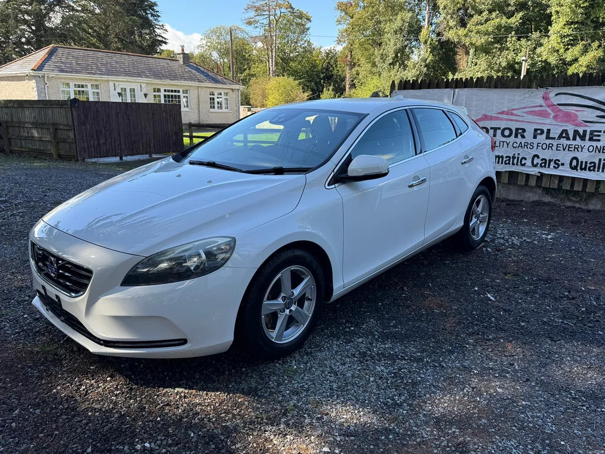 Volvo V40  2014 automatic - Image 4