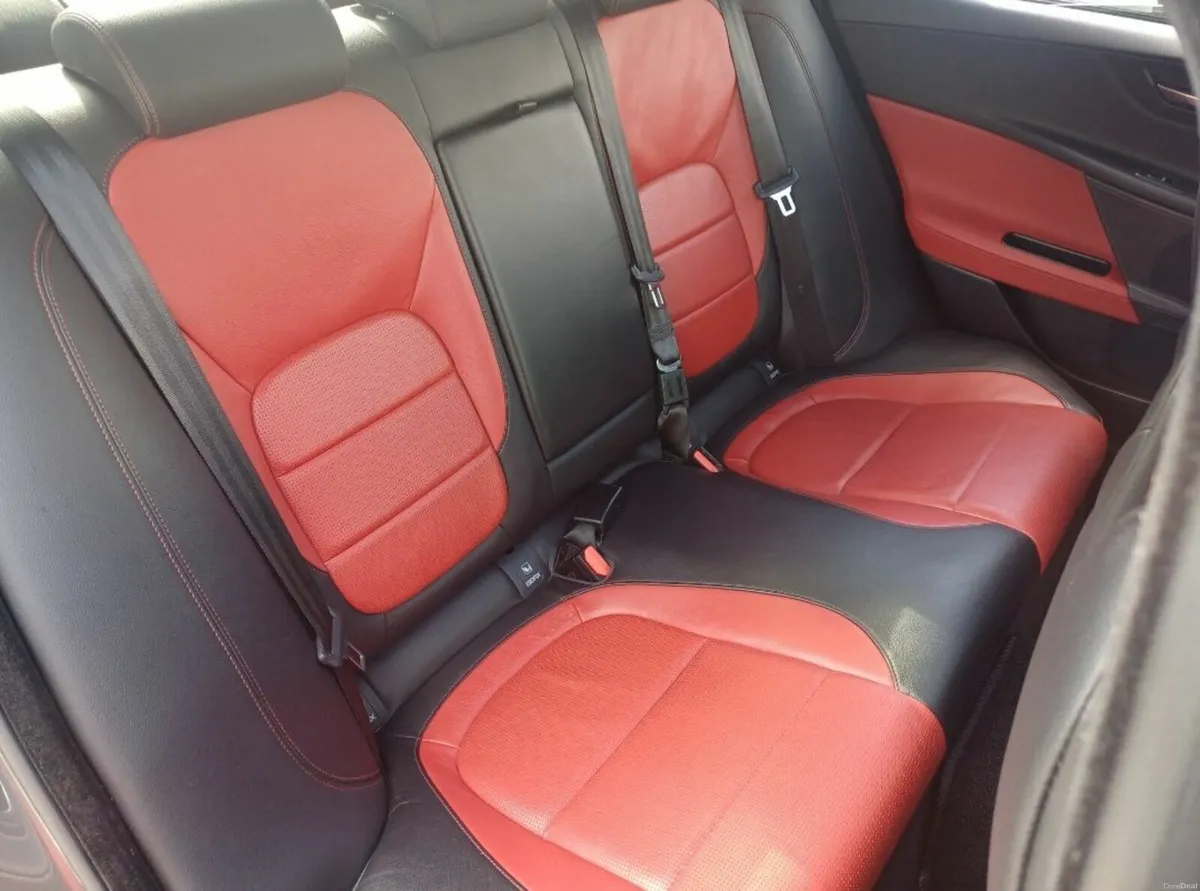STUNNING **JAGUAR XE R SPORT** - Image 6