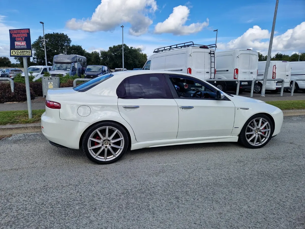 Alfa Romeo 159 2011 - Image 1