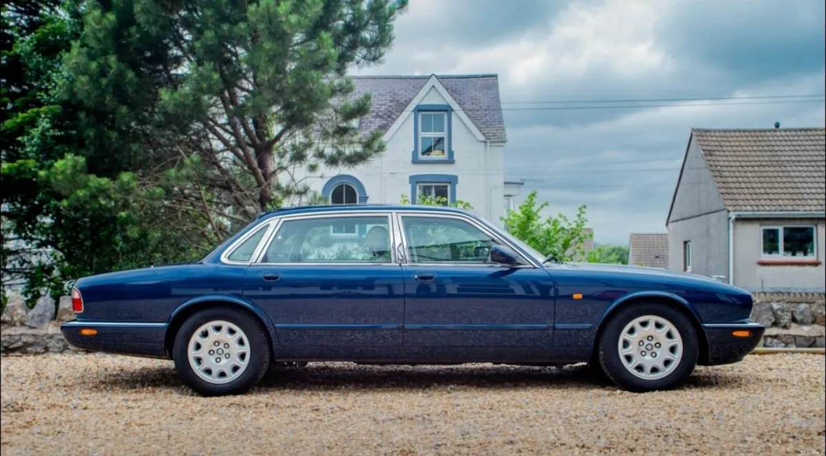 Jaguar XJ8 - Image 1