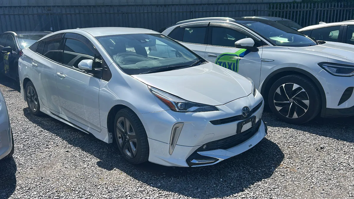 2022 Toyota Prius Hybrid Auto LEATHER INTERIOR - Image 3