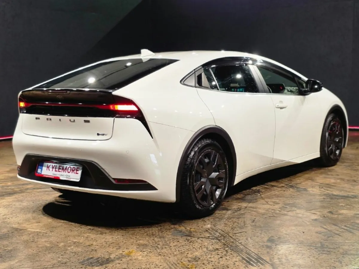 Toyota Prius HYBRID 1.8 AUTOMATIC - APPLE CAR PLAY - Image 4