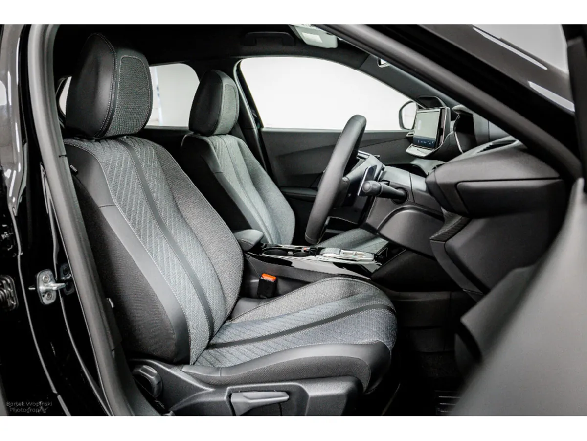 Peugeot 2008 Allure Hybrid Auto 145HP - Image 3