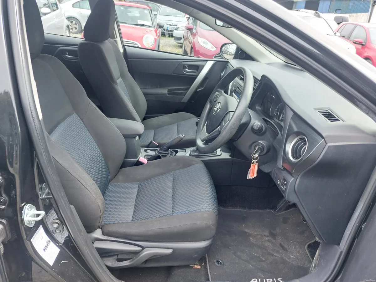 Toyota Auris 2015 - Image 2