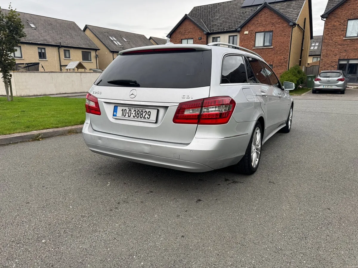 Mercedes-Benz E250 Avantgarde Estate - Image 3