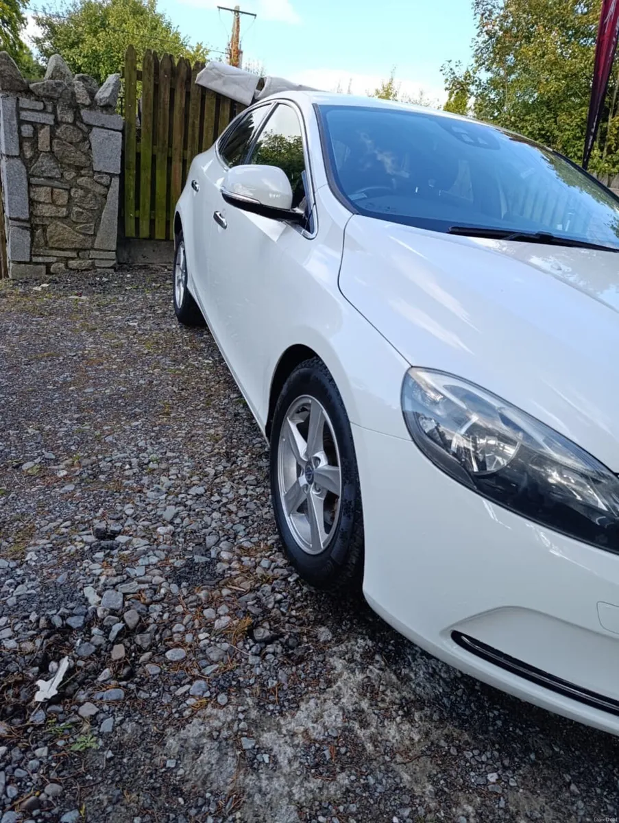 Volvo V40  2014 automatic - Image 2