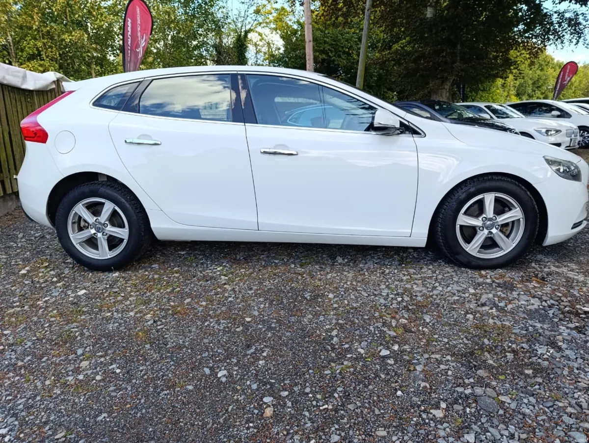 Volvo V40  2014 automatic - Image 3