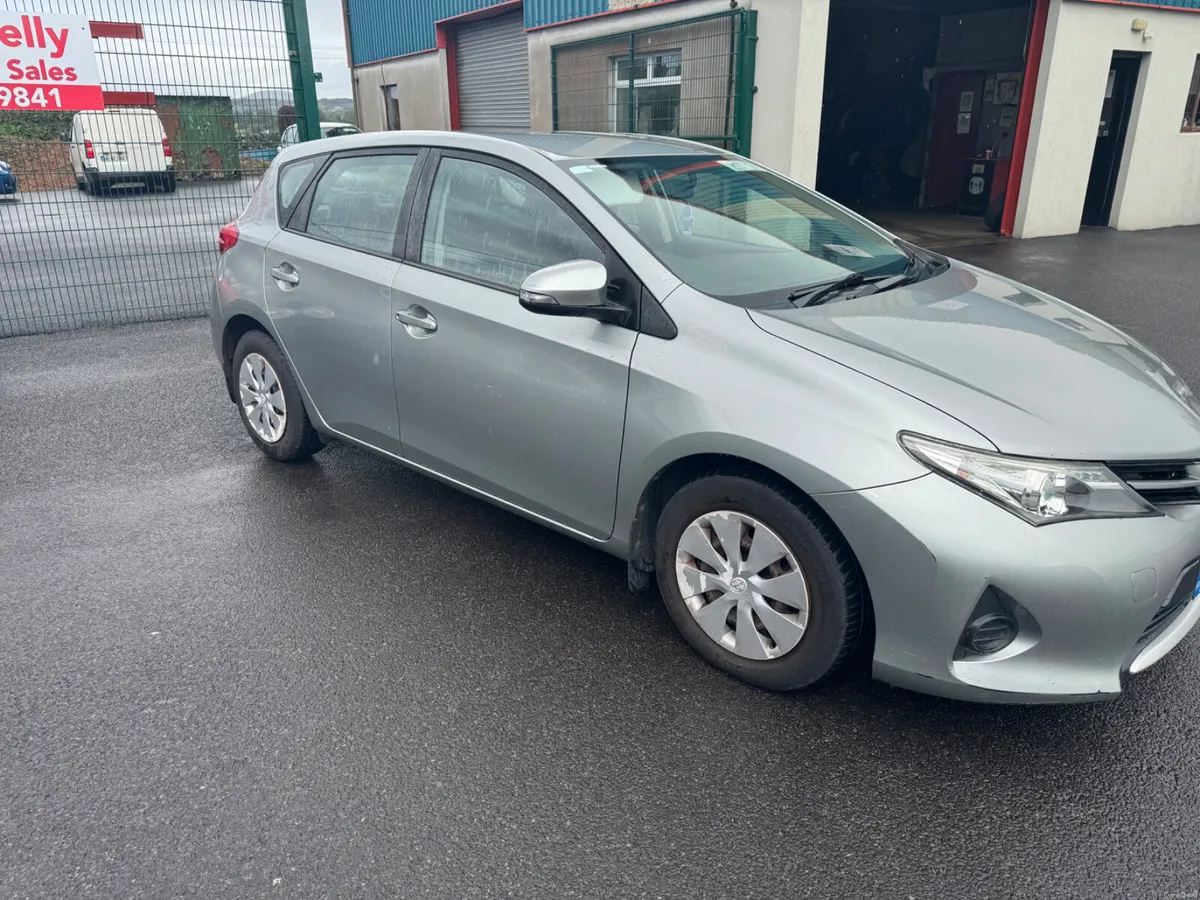 Toyota Auris 2013 - Image 2