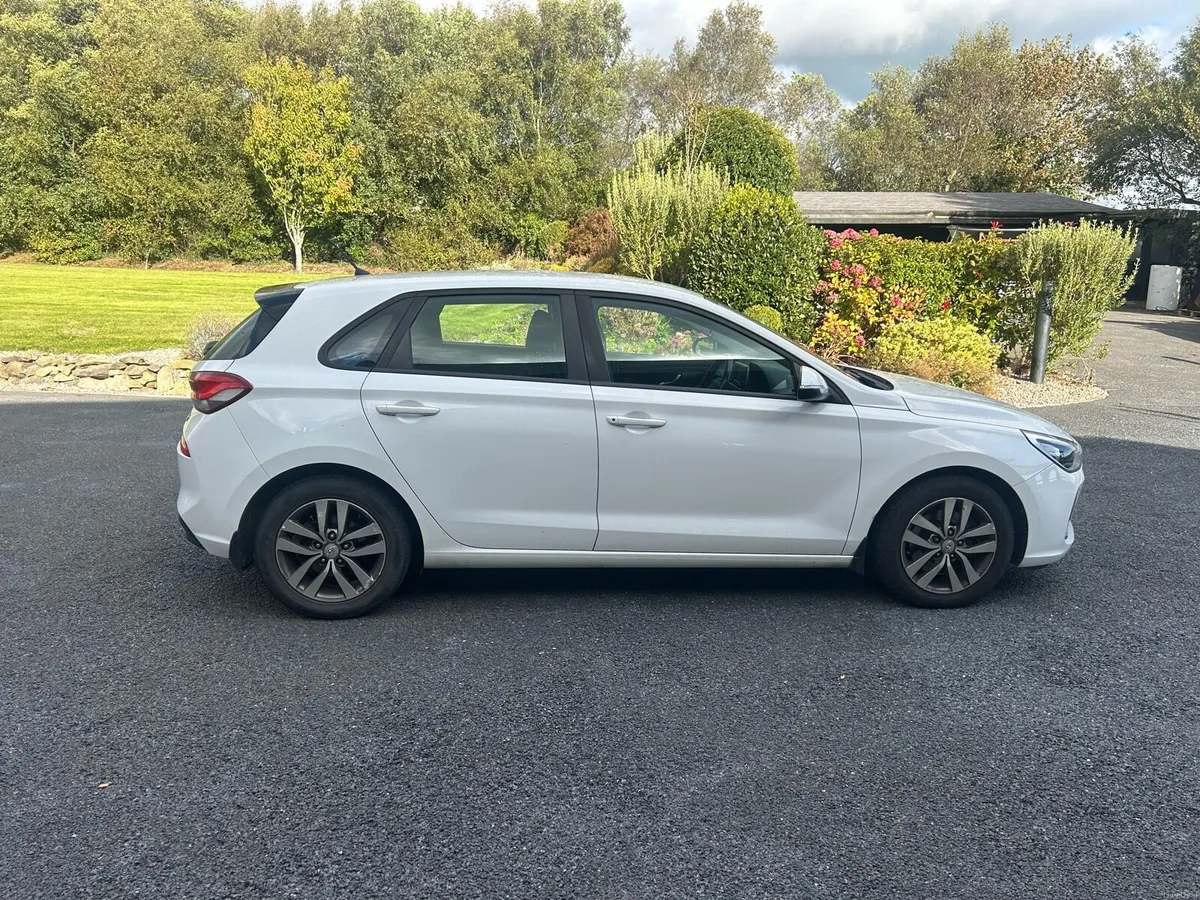 White Hyundai i30 - Image 3