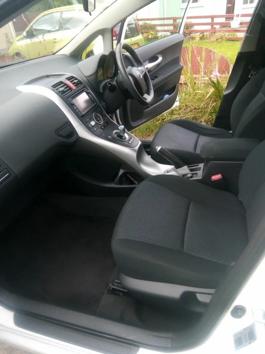 Toyota Auris Hybrid  Automatic. - Image 4