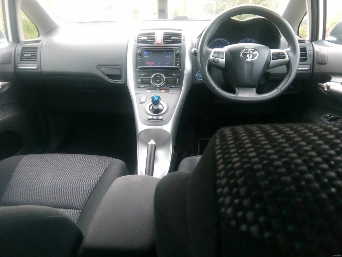 Toyota Auris Hybrid . Price Drop. Free Delivery. - Image 3