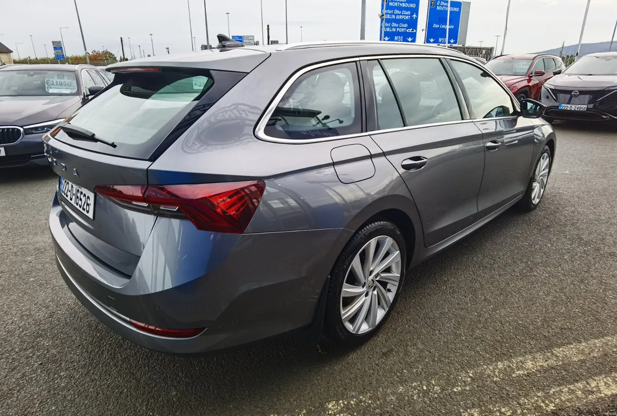 SKODA OCTAVIA 2.0TDI STYLE AUTOMATIC ESTATE - Image 5