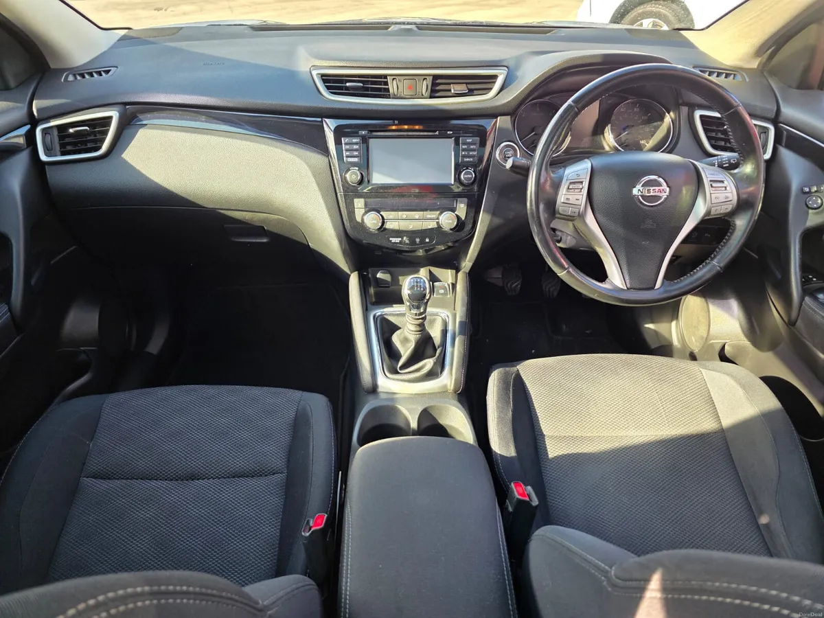 (161) Nissan Qashqai N-Connecta//Panoramic Sunroof - Image 5