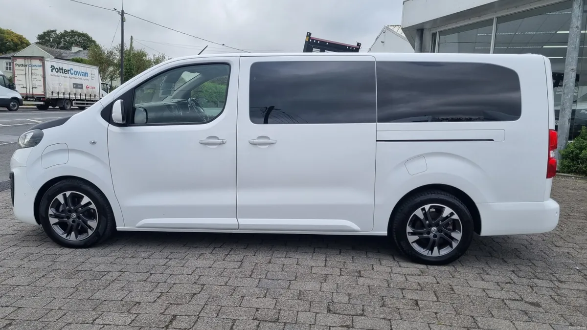 212 VIVARO LWB LIFE ELECTRIC 8 SEAT LUXURY MPV - Image 4