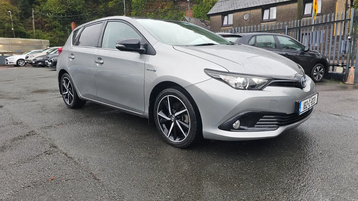 Toyota Auris 2018 Hybrid LUNA  SPORT - Image 2