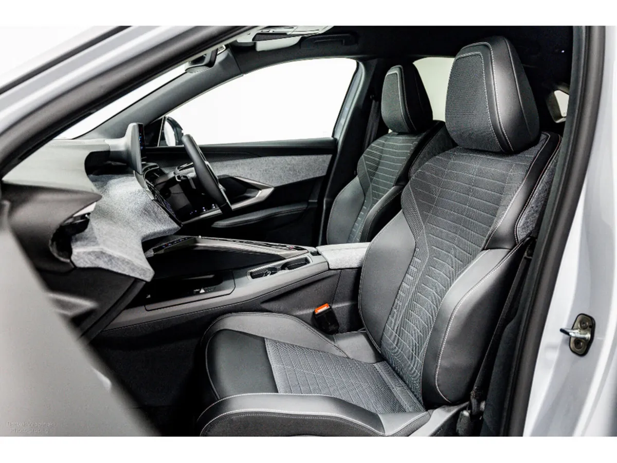 Peugeot 3008 Allure HYBRID Auto 145HP - Image 6