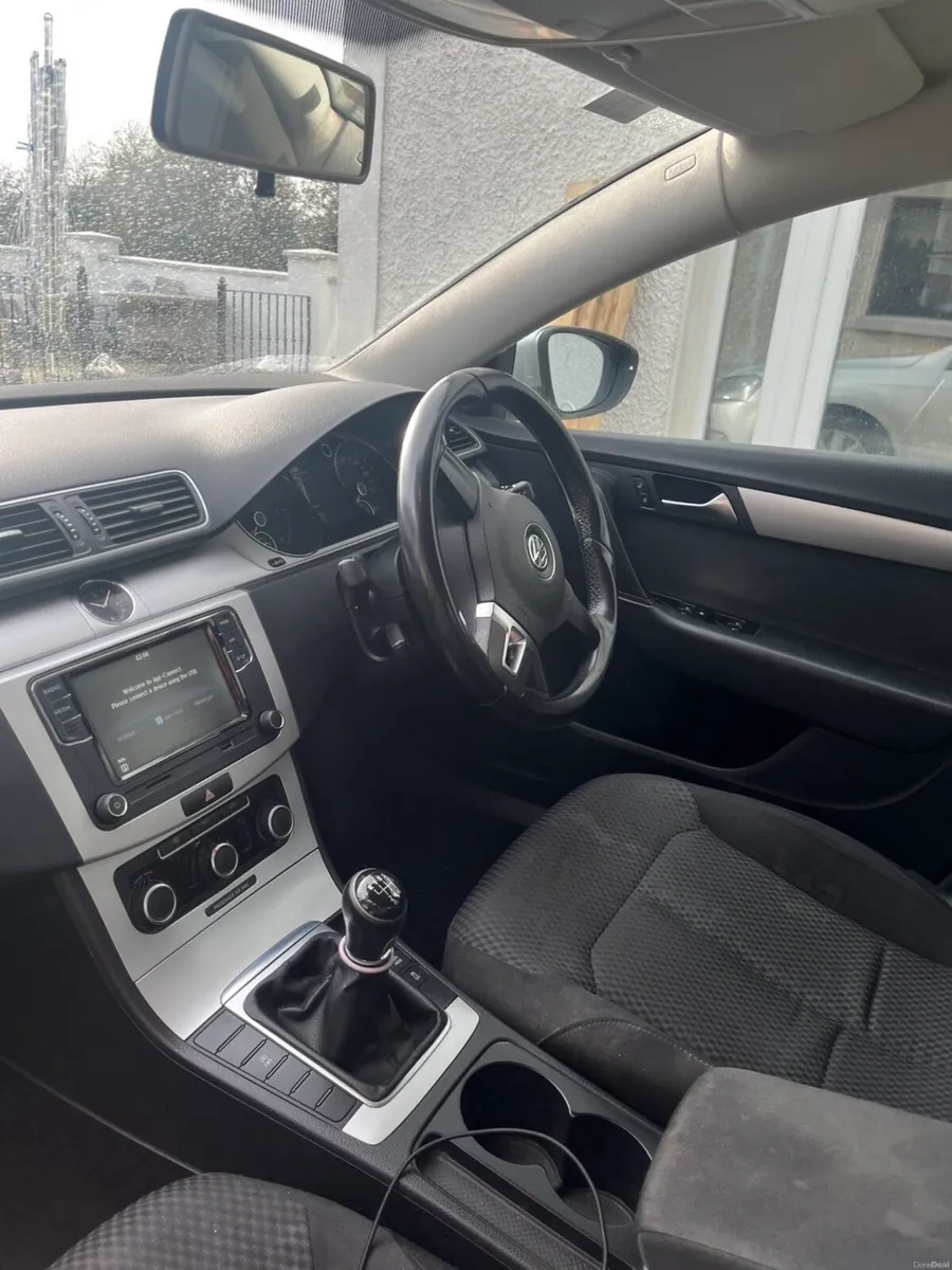VW Passat bluemotion TDI (105) Saloon 1598cc 1.6L - Image 3