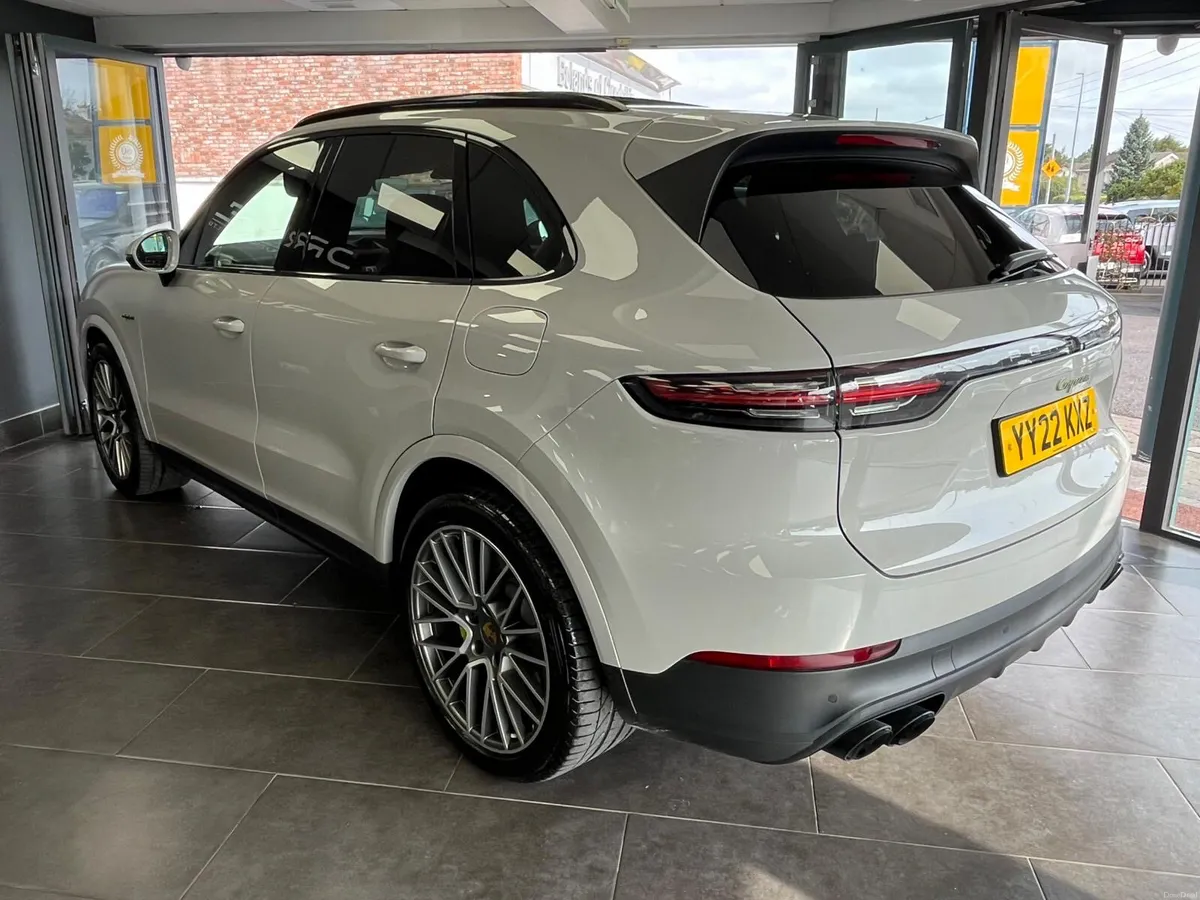 221d Porsche Cayenne 3.0 Hybrid - Image 2