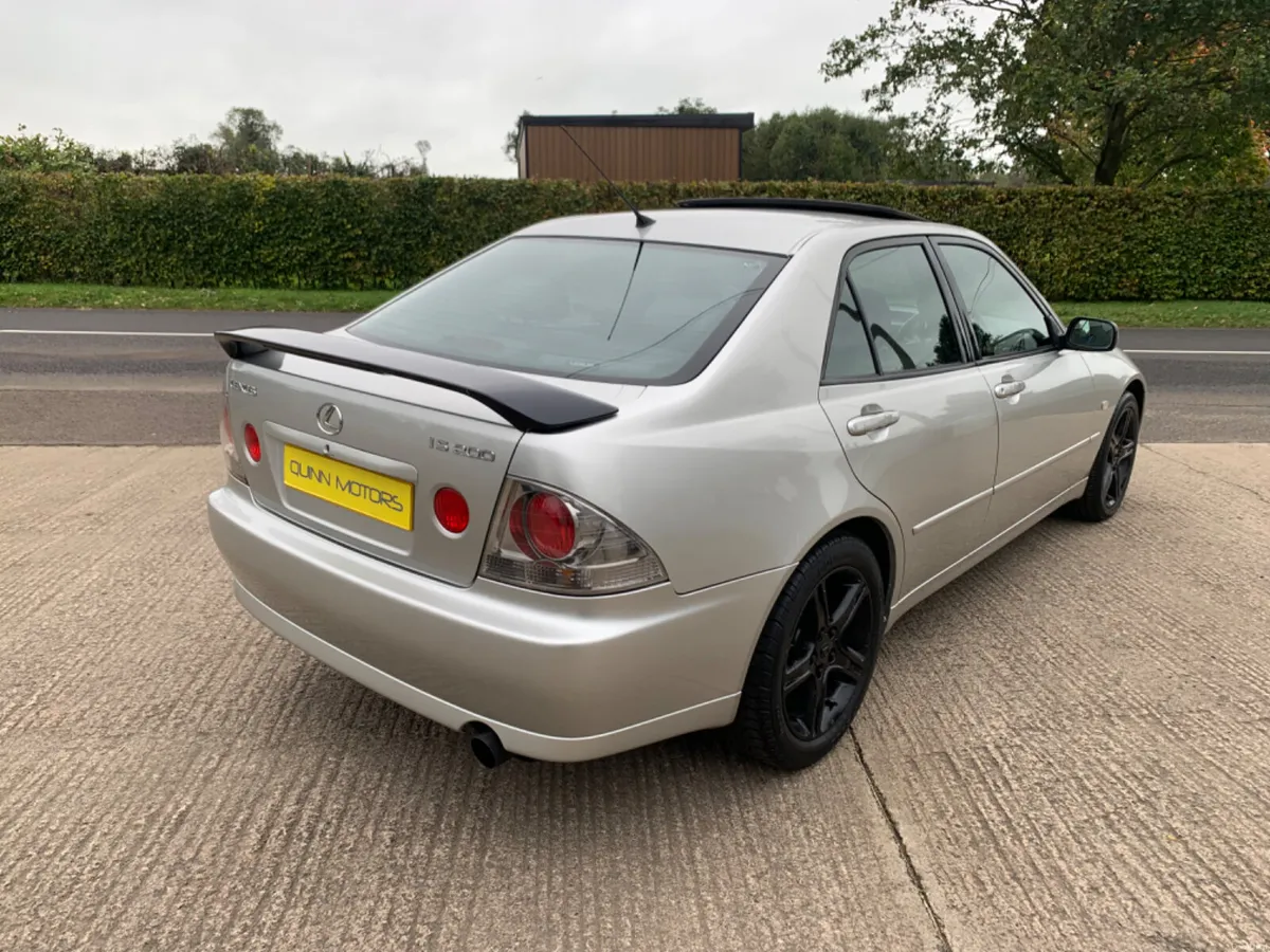 2000 LEXUS IS200 SE | SUNROOF | BLACK LTH - Image 3