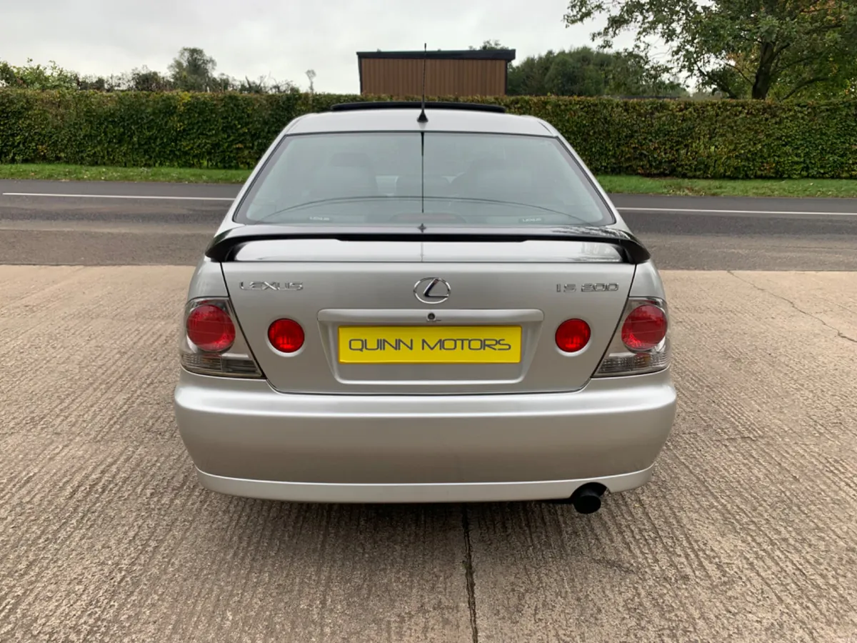 2000 LEXUS IS200 SE | SUNROOF | BLACK LTH - Image 4