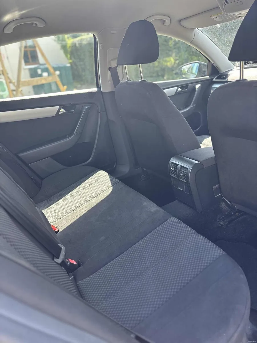 Volkswagen Passat 2011 - Image 2