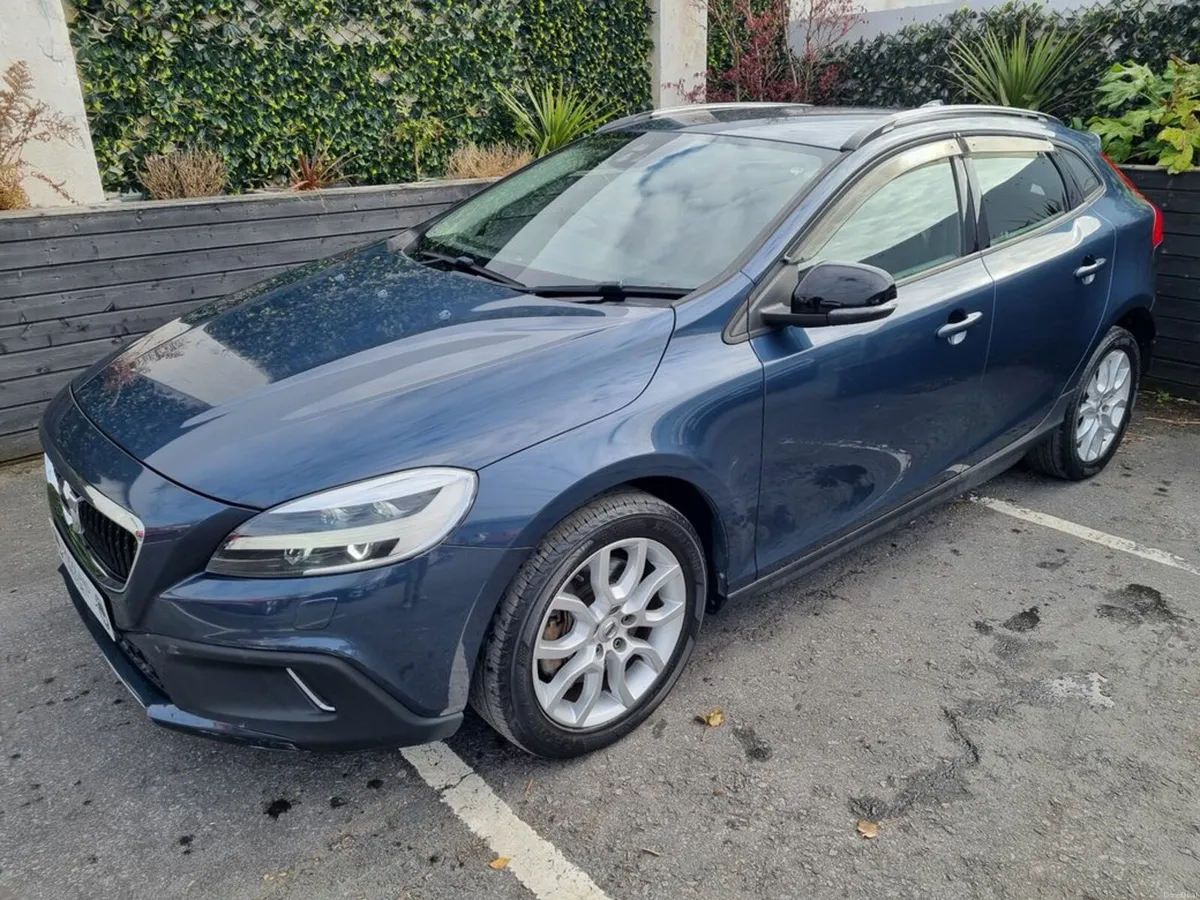 Volvo V40 2.0D4 CROSS COUNTRY / HIGH SPEC / LOW MI - Image 3