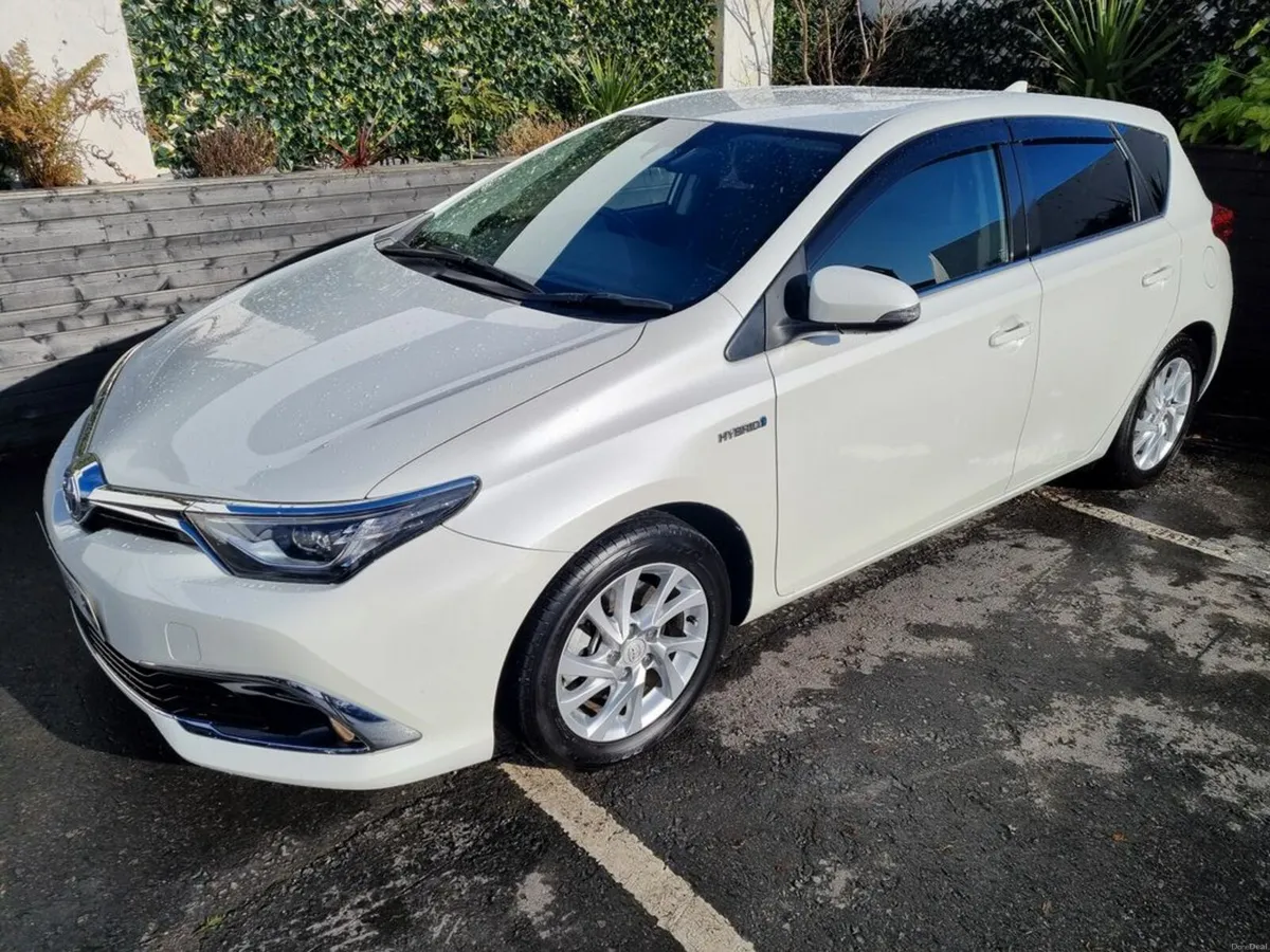 Toyota Auris 1.8 HYBRID DESIGN / LOW MILEAGE / TAX - Image 3