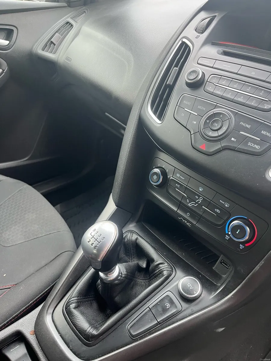 2017 Ford Focus ST Line - Image 4