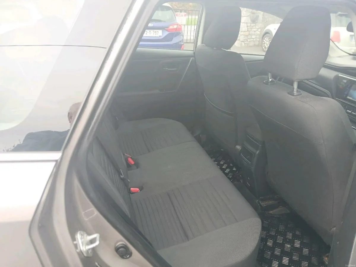 TOYOTA AURIS DIESEL (161) ESTATE NCT 31/01/27 - Image 4