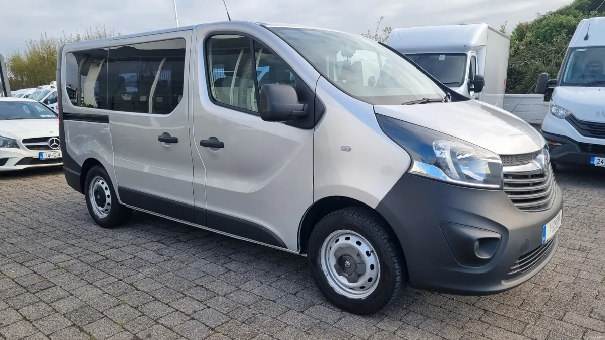 2015 VIVARO MPV 8 SEATS ,WHEELCHAIR RAMP 30K MILES - Image 2