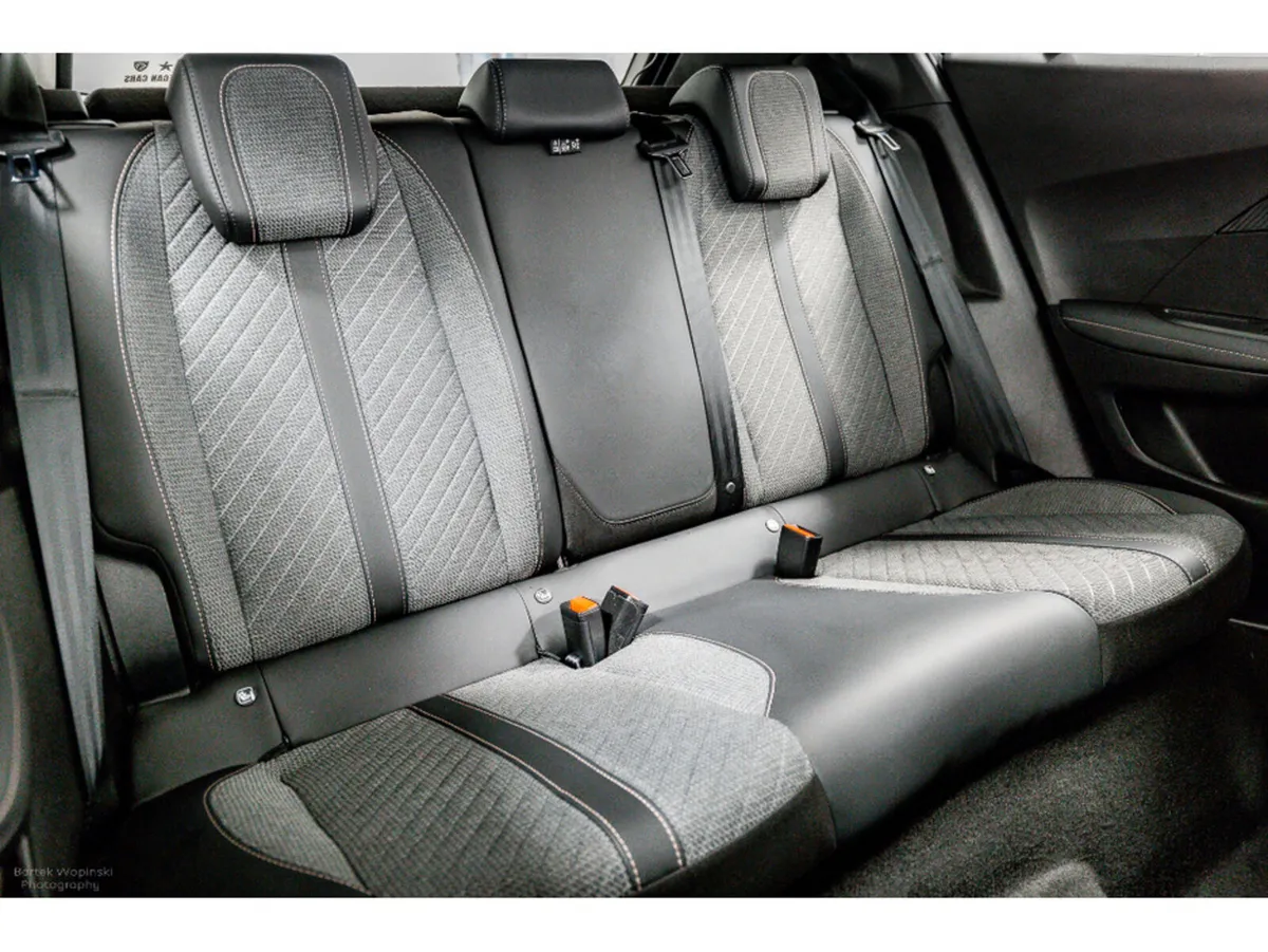 Peugeot 2008 Allure Hybrid Auto 145HP - Image 4