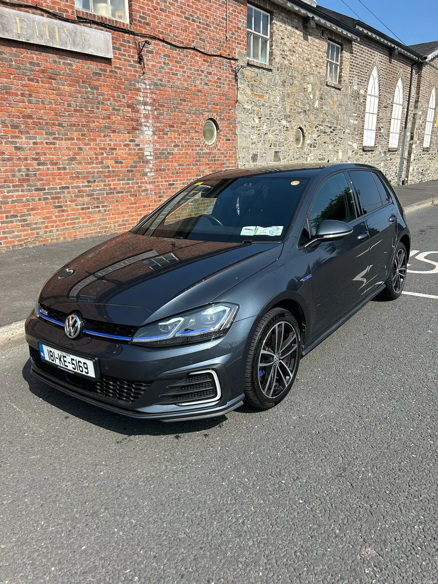 2018 Volkswagen GTE - Image 2