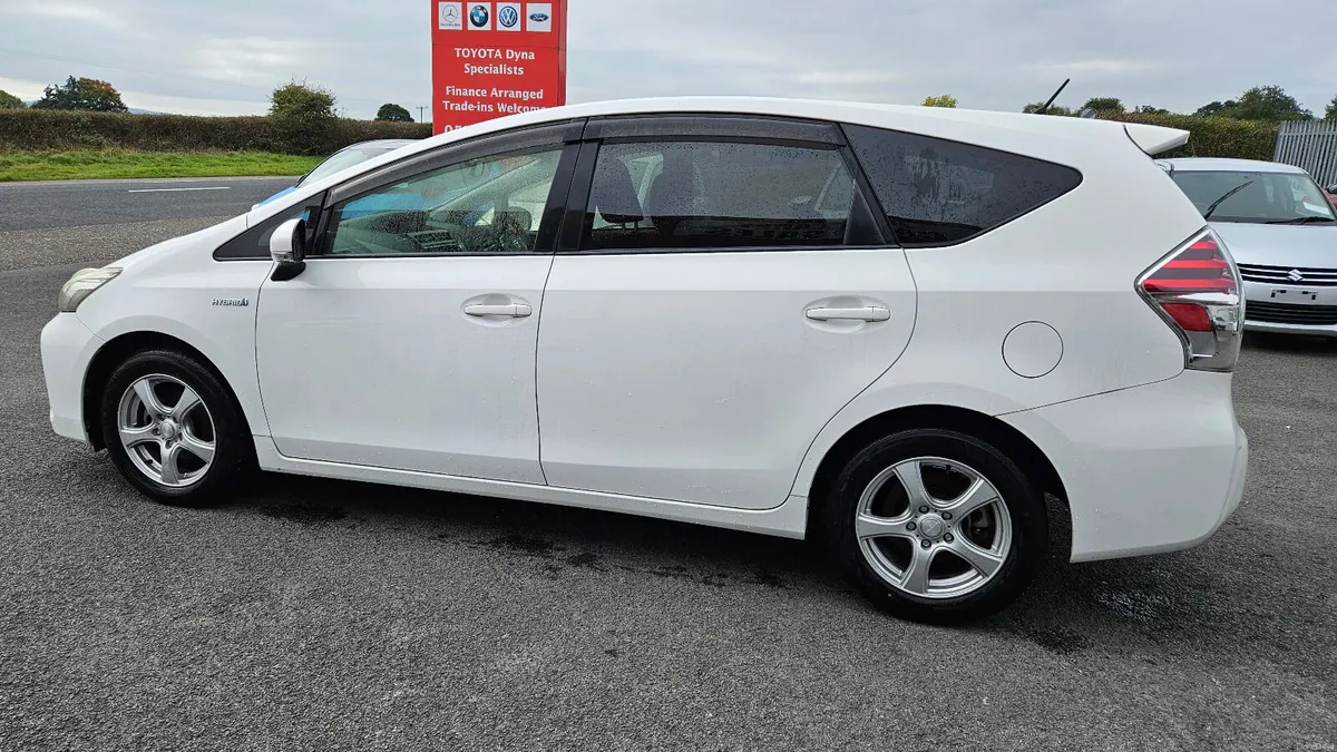 2015 Toyota Prius Alpha 7 Seater - Image 4