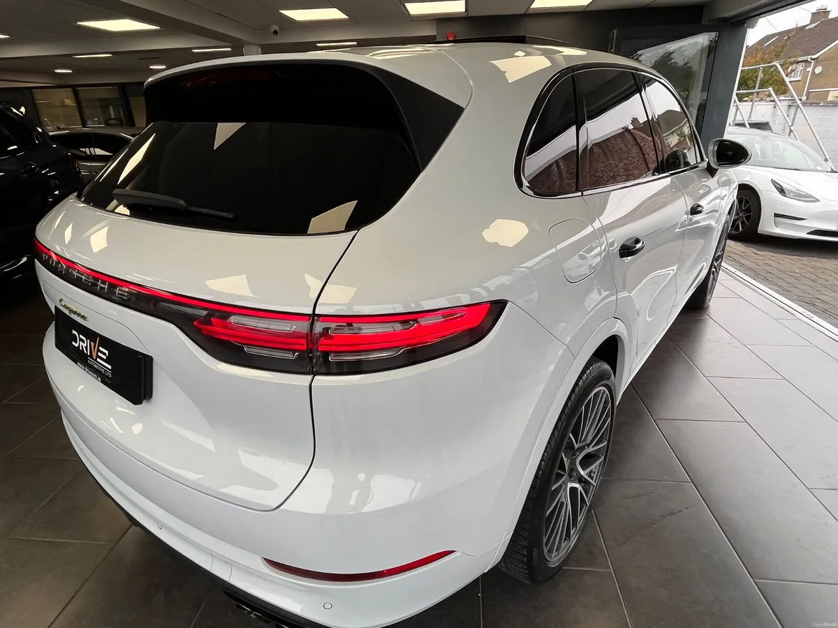 Porsche Cayenne 3.0 Hybrid Platinum  2020 - Image 2