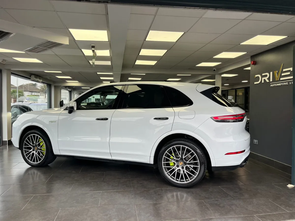Porsche Cayenne 3.0 Hybrid Platinum  2020 - Image 2