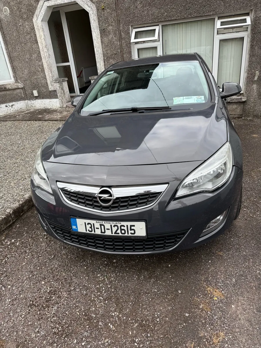Opel Astra 2013 petrol - Image 1