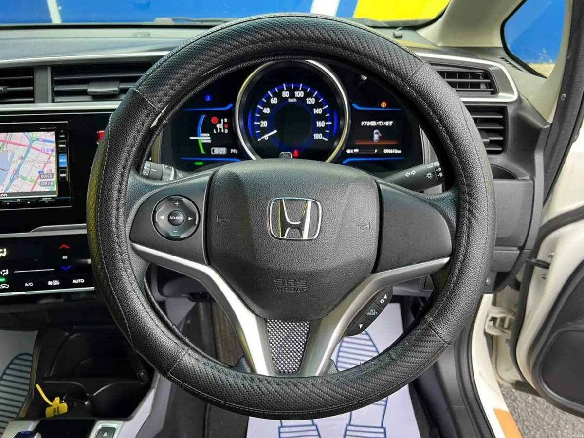 Honda Fit F-PACKAGE 1.5 HYBRID // 2 YEAR NCT // RE - Image 4