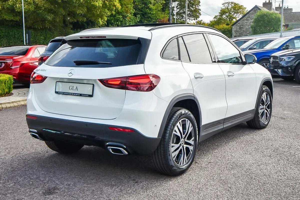 Mercedes-Benz GLA 180d Progressive Pan Roof Night - Image 3