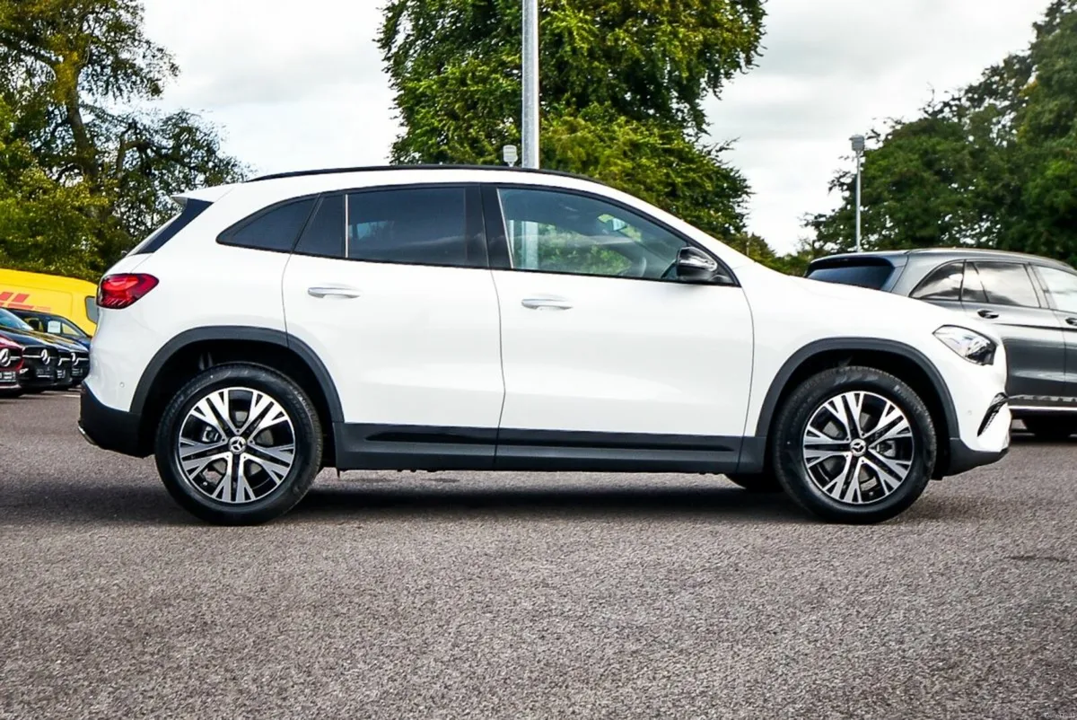 Mercedes-Benz GLA 180d Progressive Pan Roof Night - Image 4