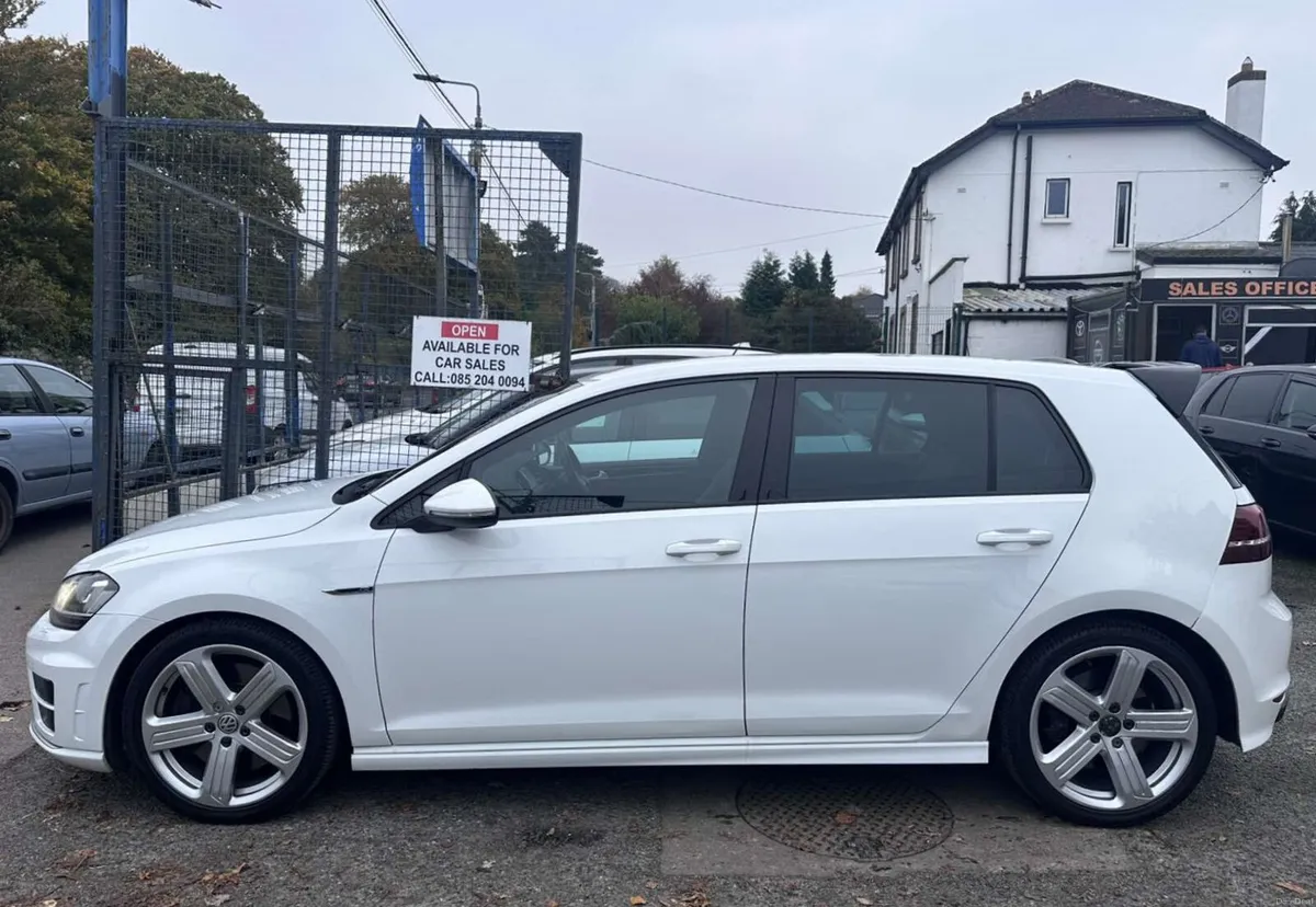 VW Golf R 4X4 300PS 5DR - Image 3