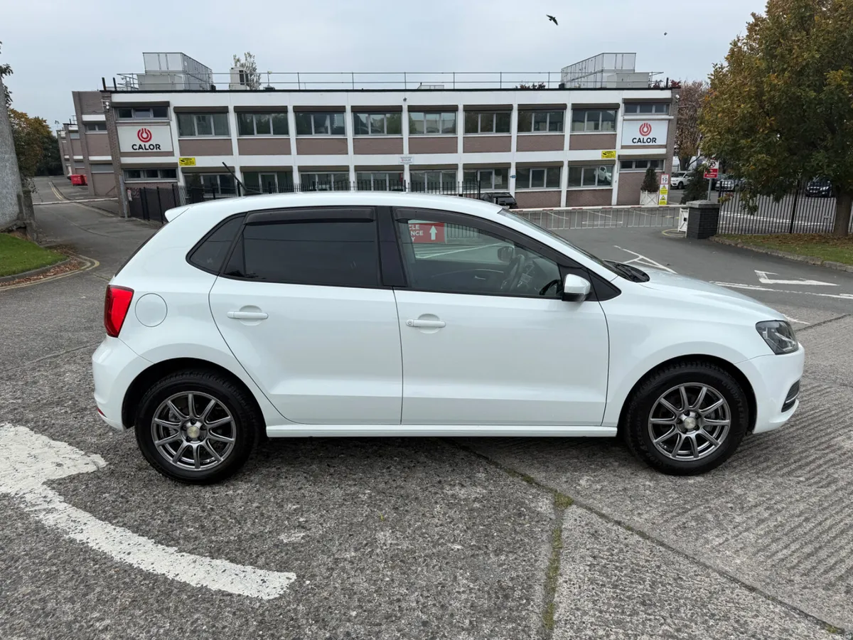 Volkswagen polo 2016 Auto 46,000 kms - Image 4