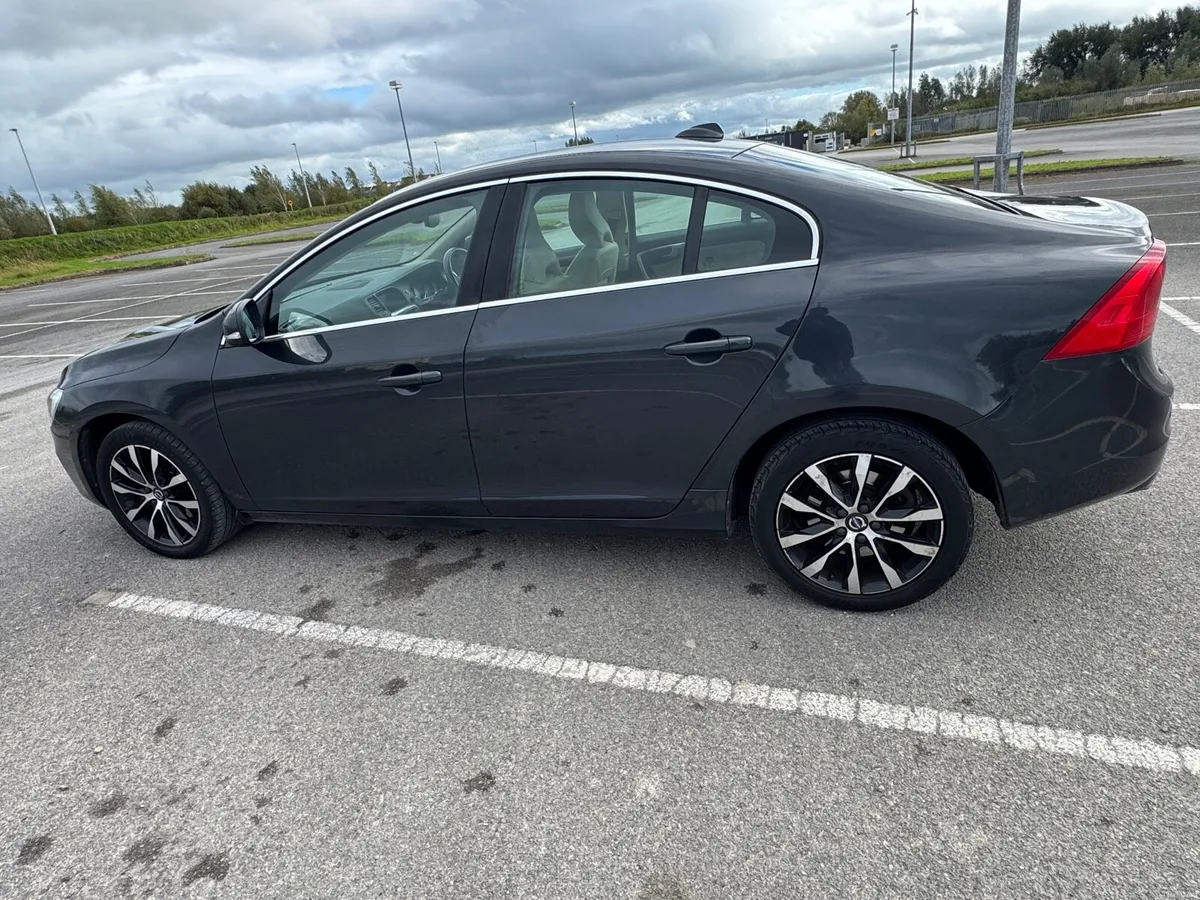 VOLVO S60 D2 6 speed Manual - Image 3