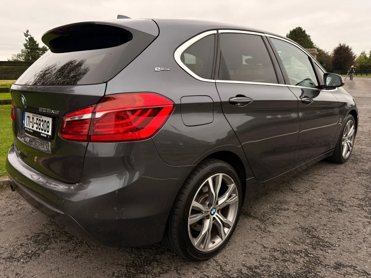 225i X-DRIVE HYBRID AUTO - Image 4