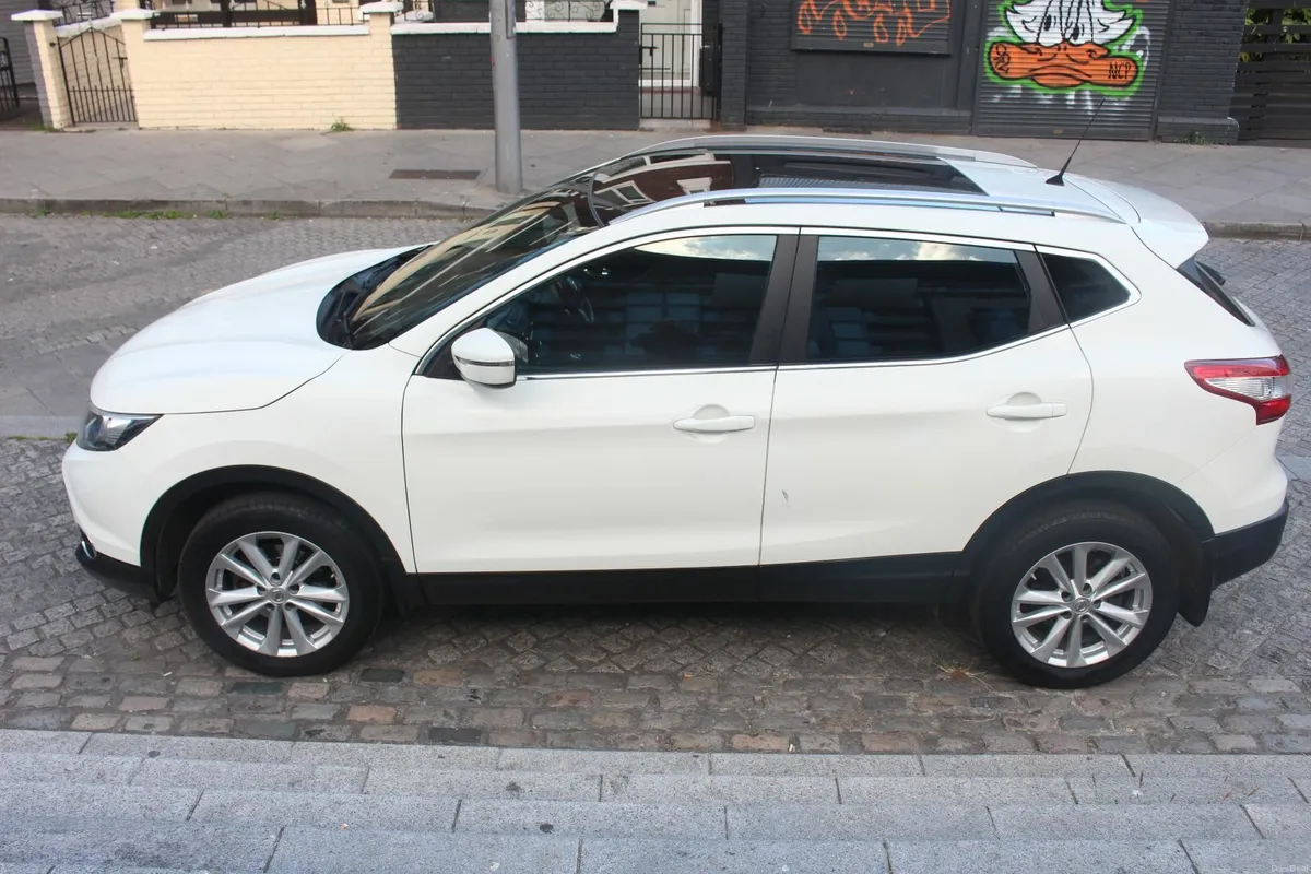 Nissan Qashqai 2017  Like New - Image 2