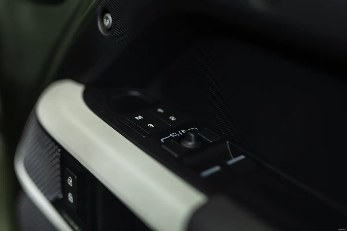 LAND ROVER DEFENDER 90 3.0D 250HP SE TOP SPEC - Image 3