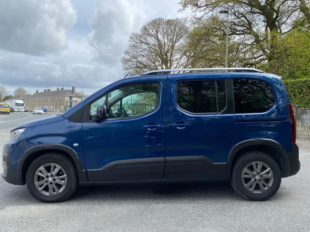 Wheelchair Taxi Peugeot Rifter - Image 4